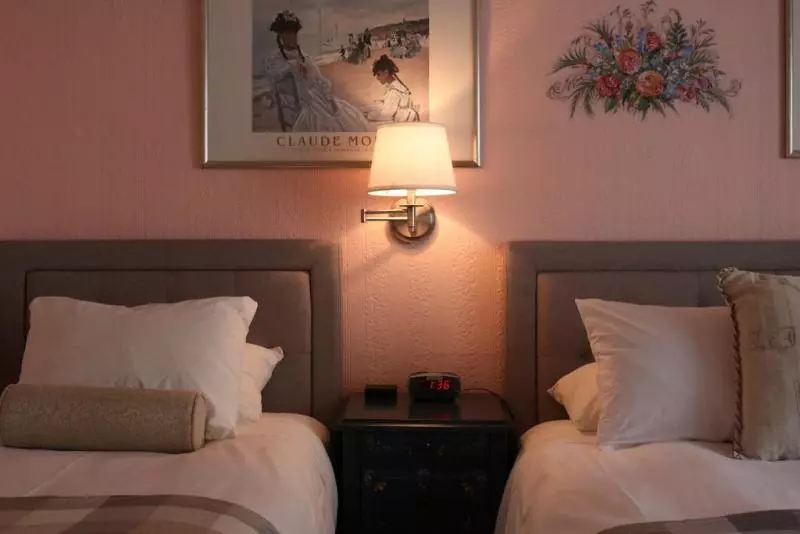 Cornell Hotel De France