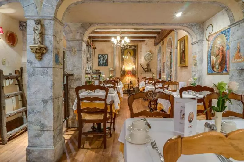 Cornell Hotel De France