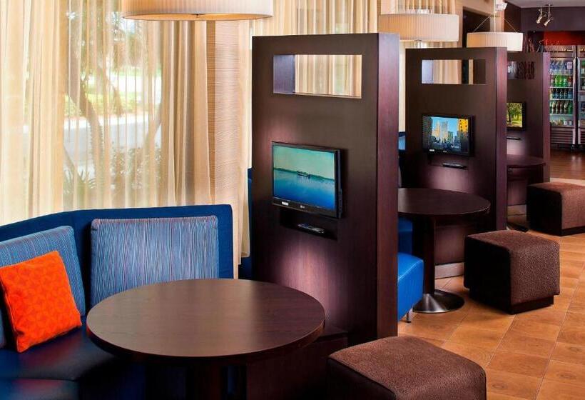 هتل Courtyard Melbourne West