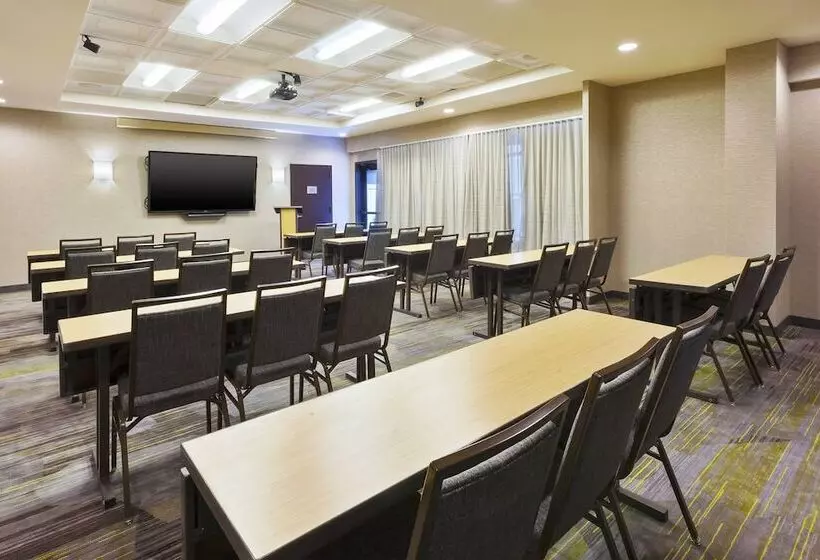 Отель Courtyard By Marriott Secaucus Meadowlands