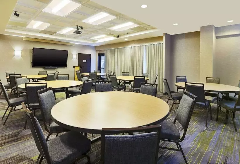 Отель Courtyard By Marriott Secaucus Meadowlands
