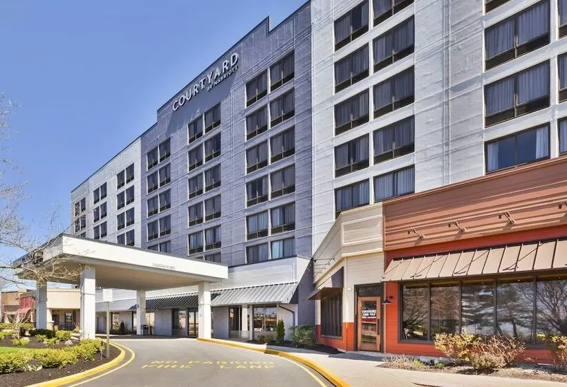 Отель Courtyard By Marriott Secaucus Meadowlands