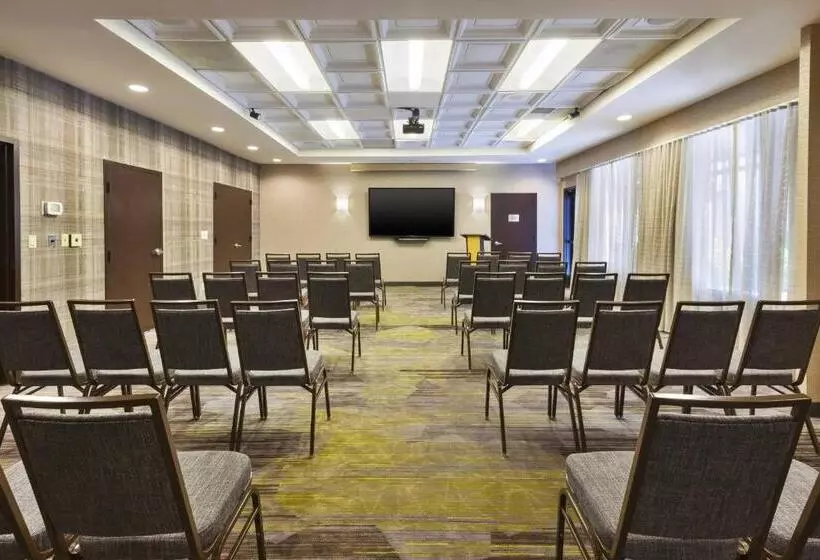 Отель Courtyard By Marriott Secaucus Meadowlands