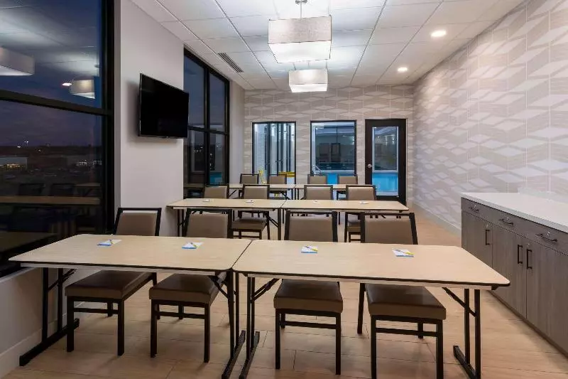 בית מלון כפרי Days Inn & Suites By Wyndham Duluth By The Mall