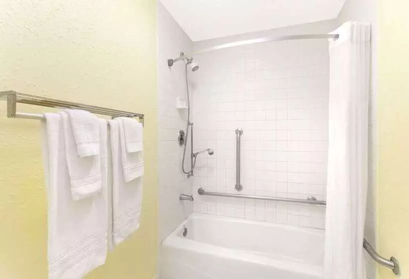 酒店 Days Inn By Wyndham Savannah Airport