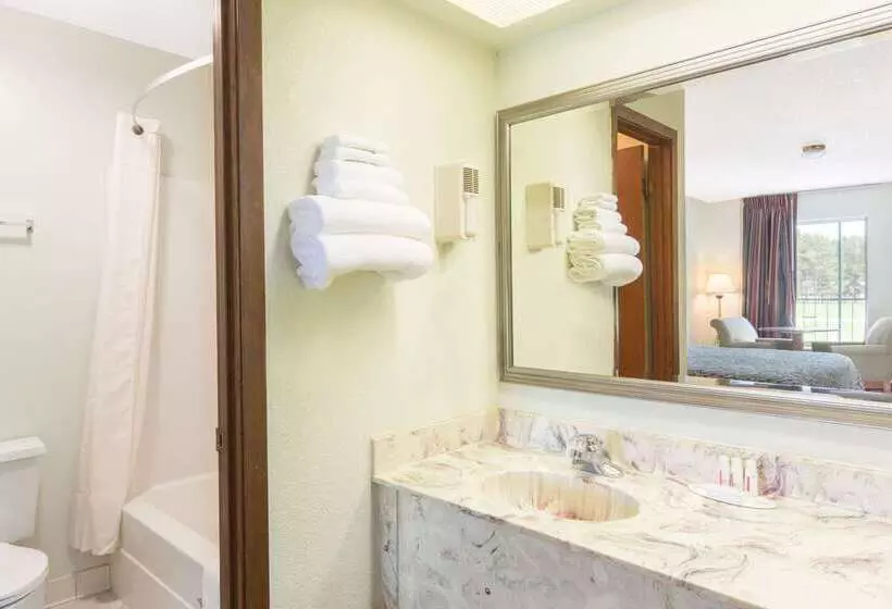 호텔 Days Inn By Wyndham West Point