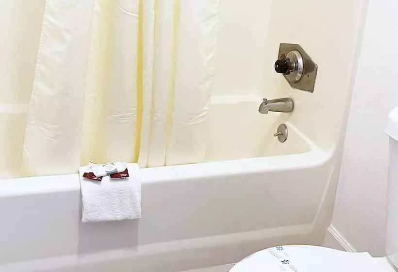 Отель Express Inn Thomson