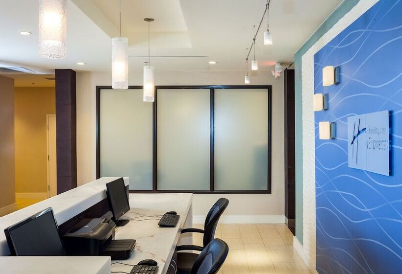 هتل Holiday Inn Express At Monterey Bay, An Ihg