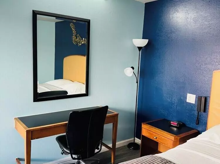 فندق Travel Inn & Suites