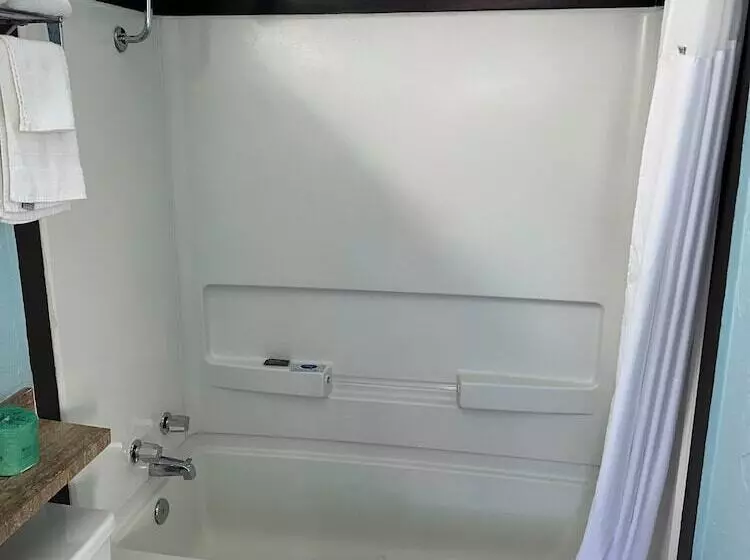 فندق Travel Inn & Suites