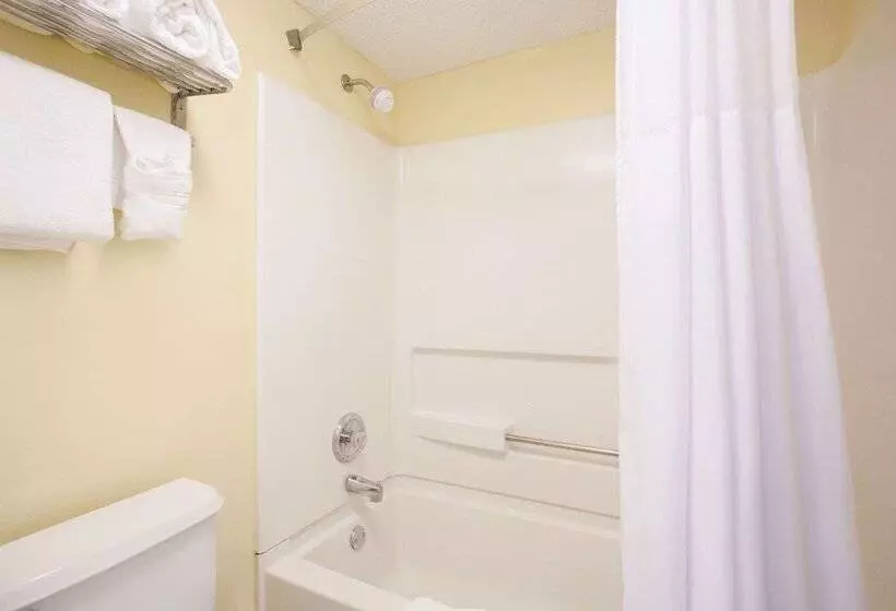 فندق على الطريق Days Inn By Wyndham Brooksville