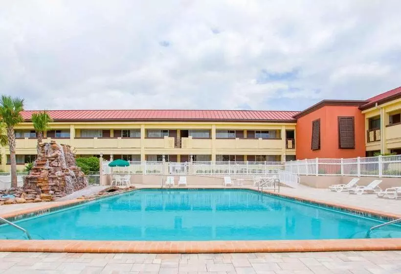 فندق على الطريق Days Inn By Wyndham Brooksville