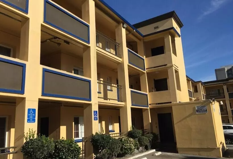 בית מלון כפרי Civic Center Inn