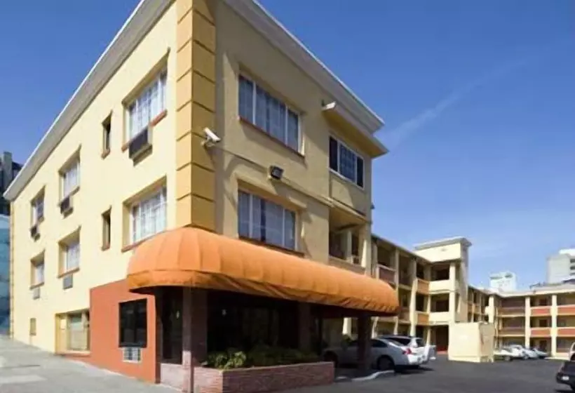 בית מלון כפרי Civic Center Inn