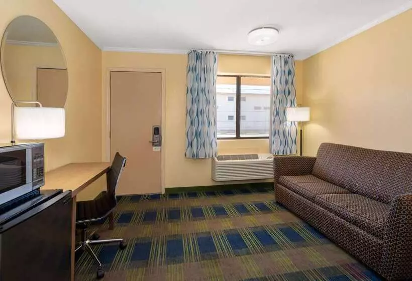 Отель Days Inn By Wyndham Alamogordo