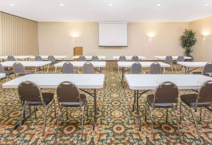 호텔 Days Inn By Wyndham Princeton