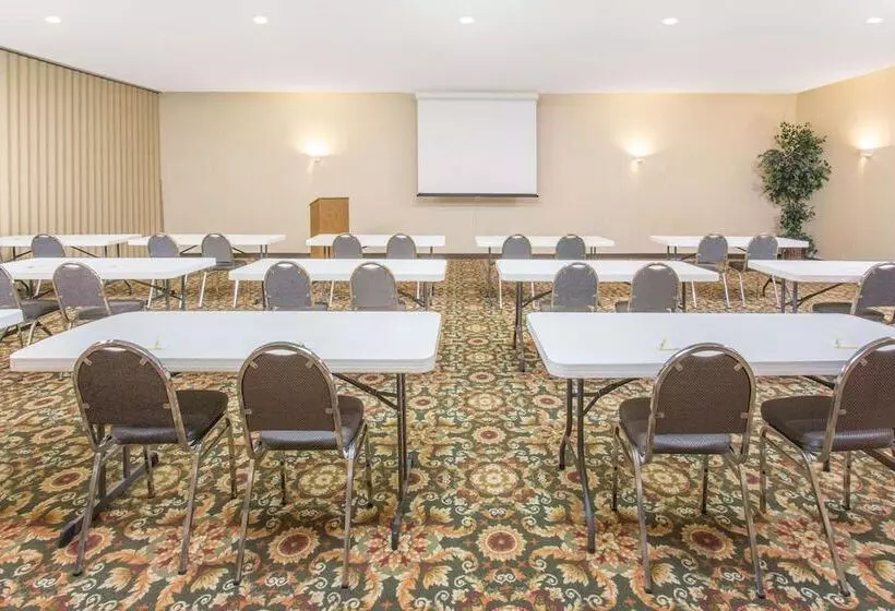 호텔 Days Inn By Wyndham Princeton