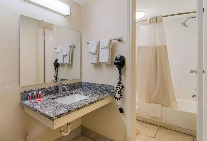 فندق Econo Lodge Goldsboro Hwy 70