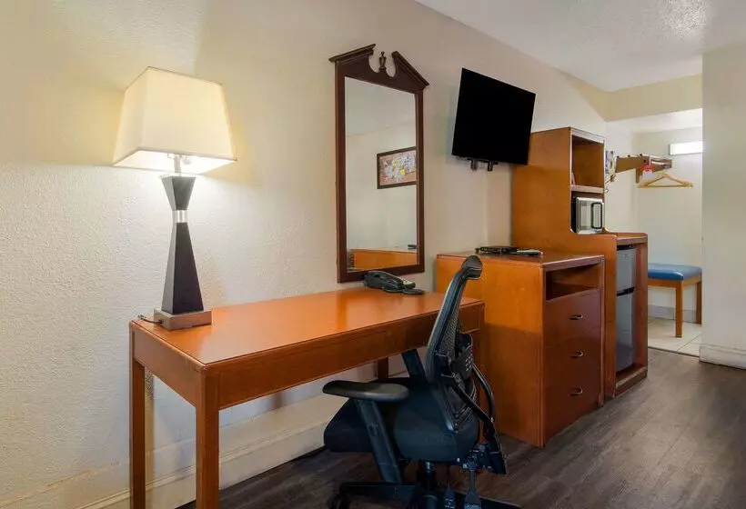 فندق Econo Lodge Goldsboro Hwy 70