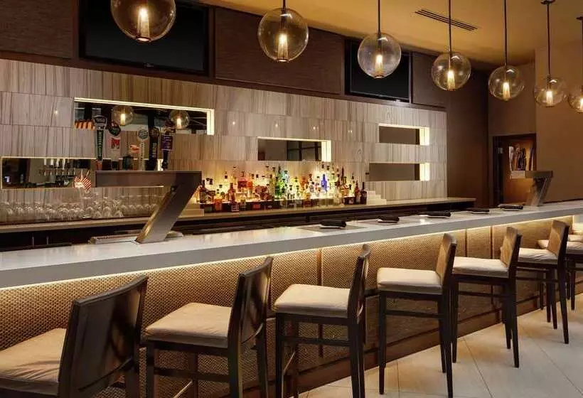 فندق Embassy Suites By Hilton Crystal City National Airport