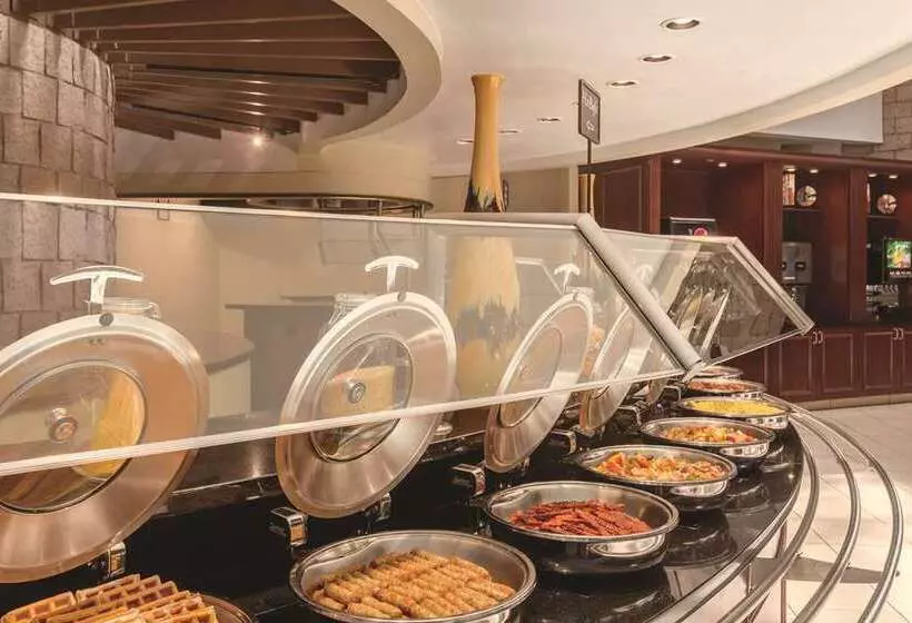 هتل Embassy Suites By Hilton Orlando International Dr Icon Park