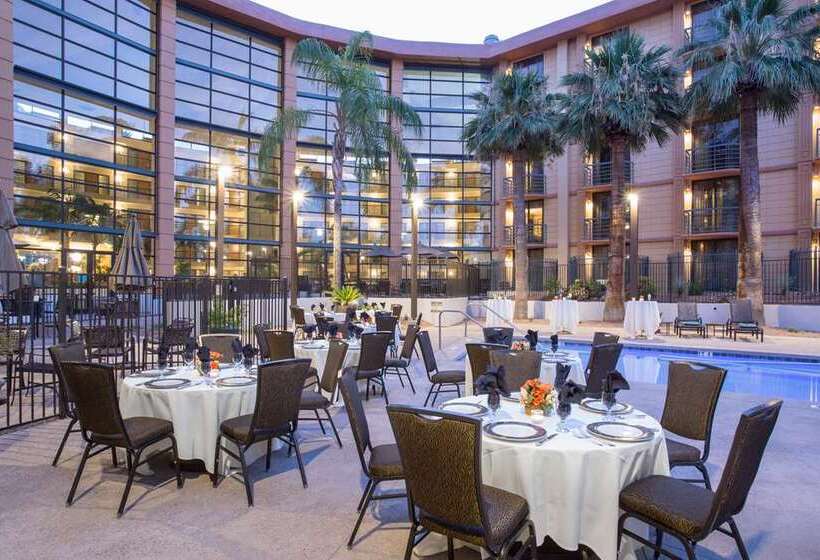 בית מלון כפרי Embassy Suites By Hilton Phoenix Biltmore