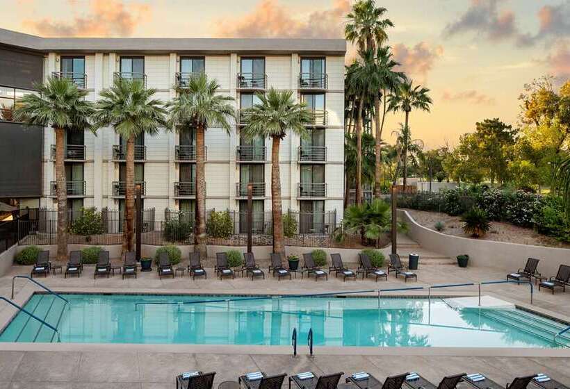 בית מלון כפרי Embassy Suites By Hilton Phoenix Biltmore