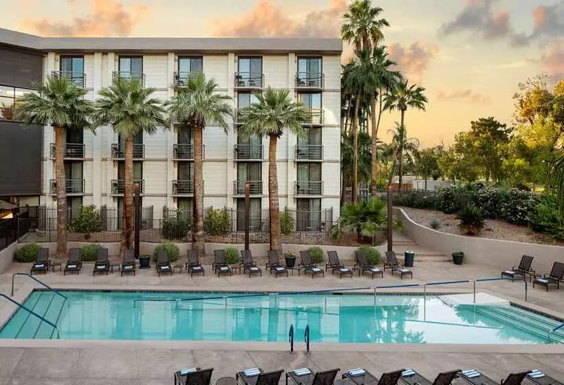 Szálloda Embassy Suites By Hilton Phoenix Biltmore