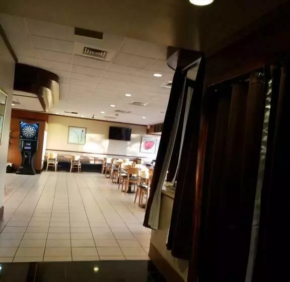 Отель Lorain Studio Suites