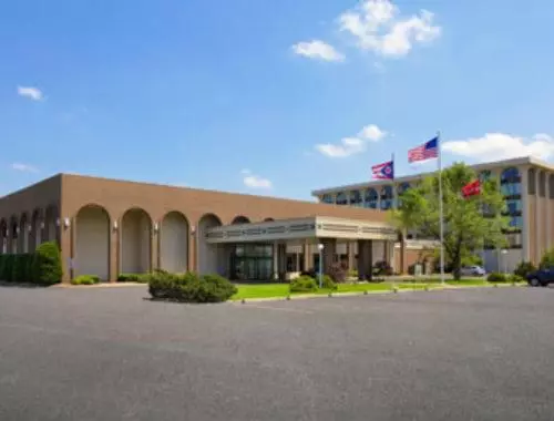 Отель Lorain Studio Suites