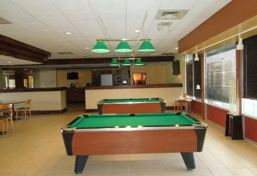 Отель Lorain Studio Suites