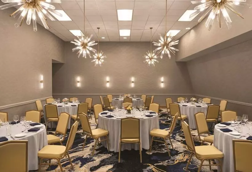 هتل Doubletree By Hilton Tampa Rocky Point Waterfront