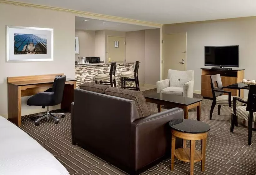 هتل Hilton Charlotte University Place
