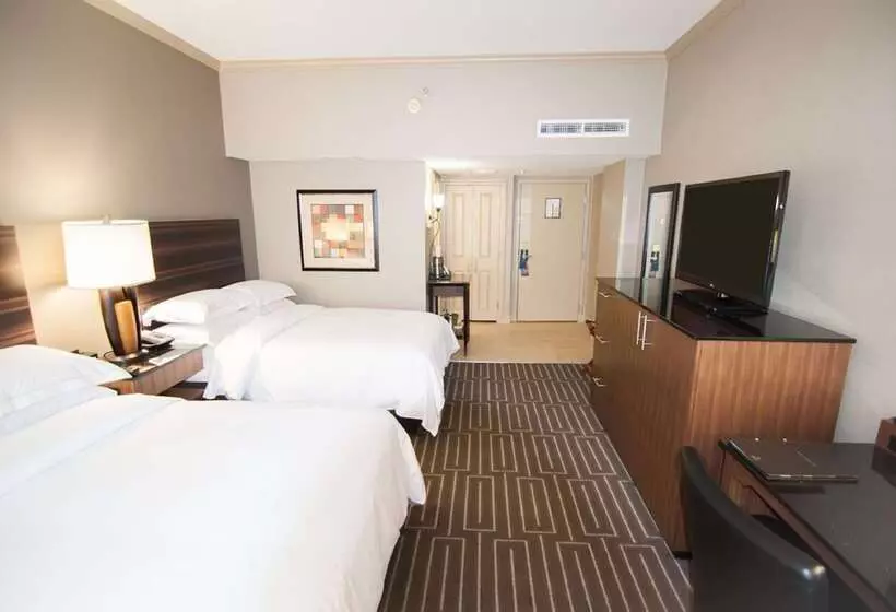 هتل Hilton Charlotte University Place