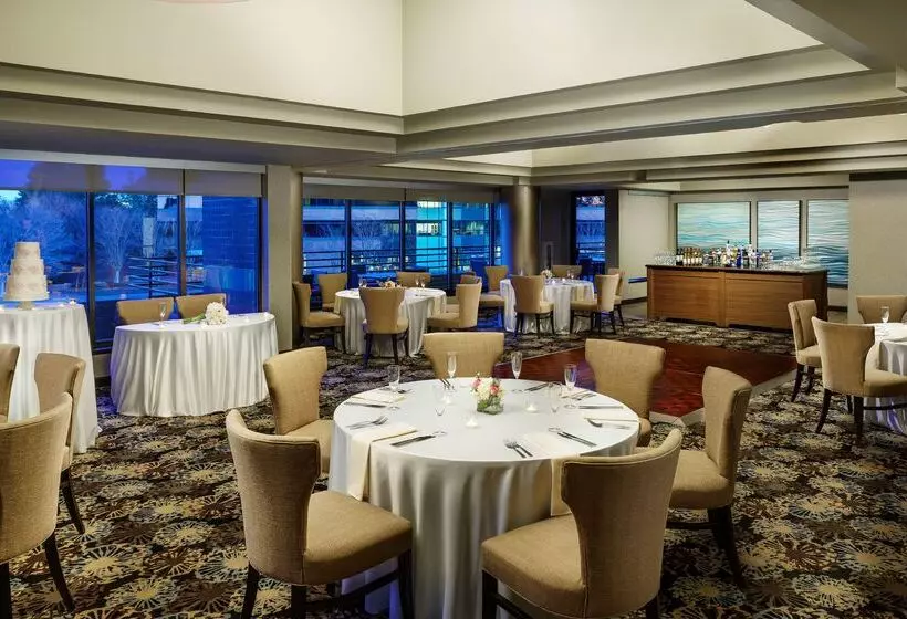 هتل Hilton Charlotte University Place