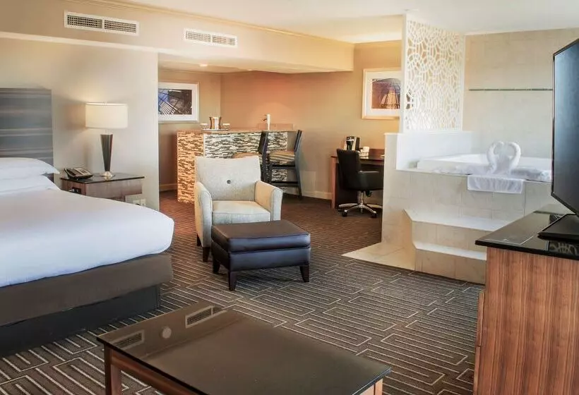 هتل Hilton Charlotte University Place