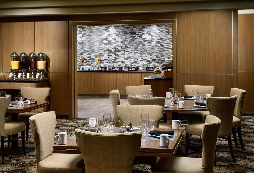 هتل Hilton Charlotte University Place