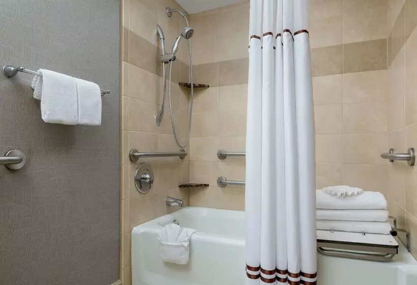 هتل Hilton Charlotte University Place