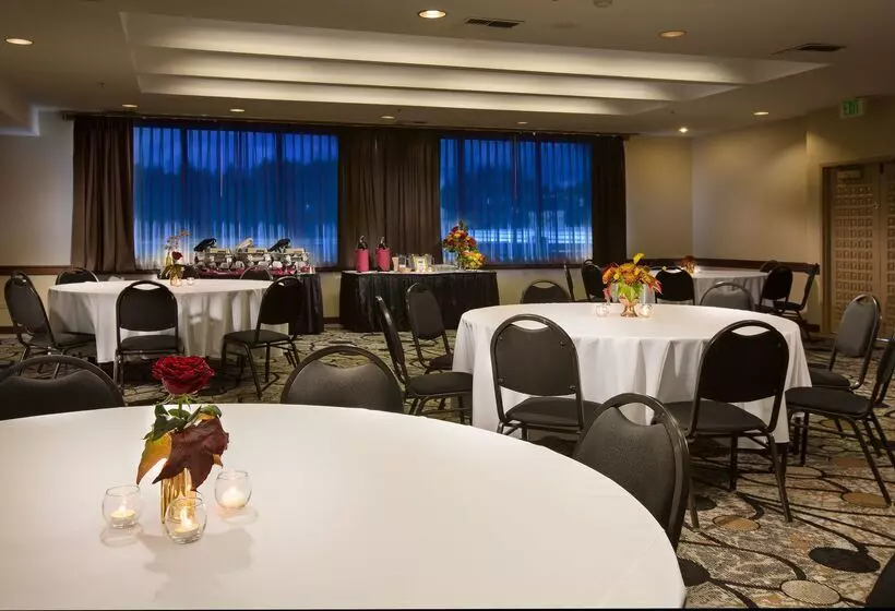 هتل Red Lion Inn & Suites Olympia, Governor