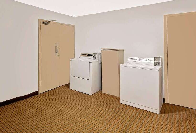 فندق Super 8 By Wyndham Plainview