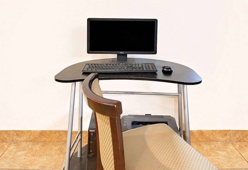 فندق Super 8 By Wyndham Plainview