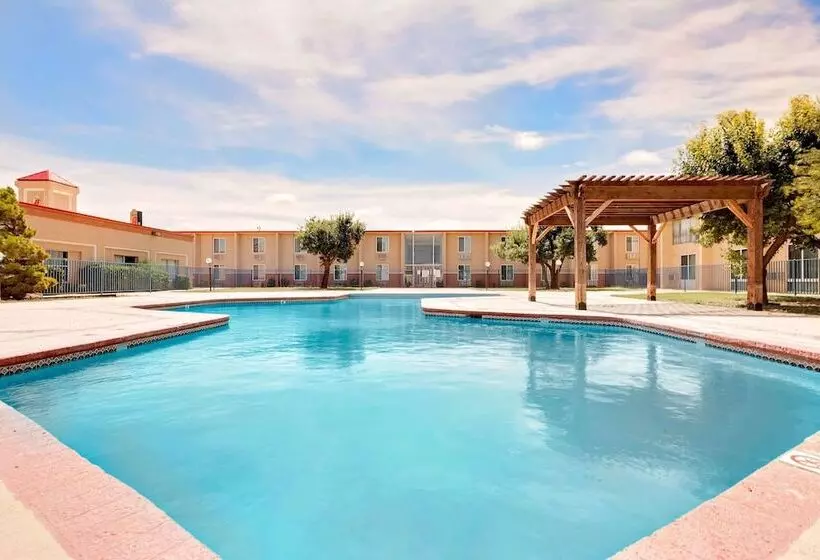 Hotel Super 8 By Wyndham Plainview