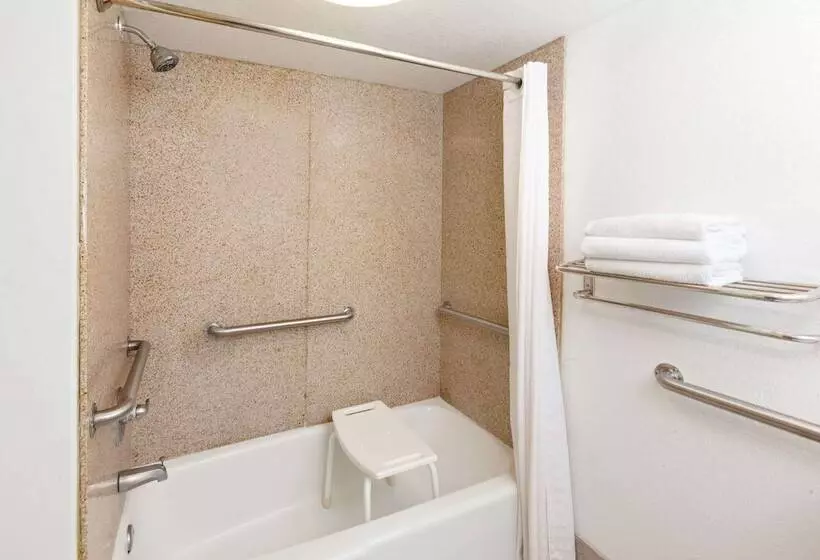 Hotel Super 8 By Wyndham Plainview