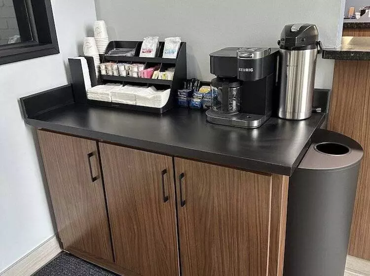 ホテル Hometowne Studios By Red Roof & Conference Center Cortland