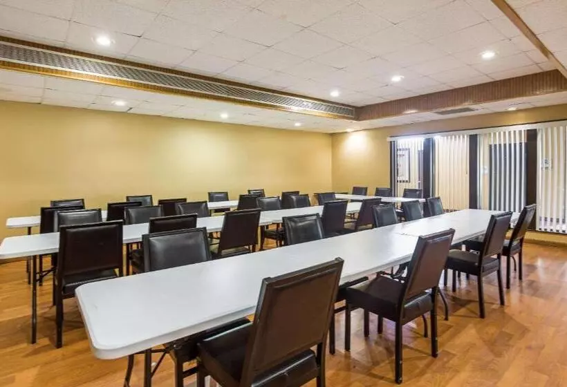 Отель Pocono Inn & Banquet   Stroudsburg