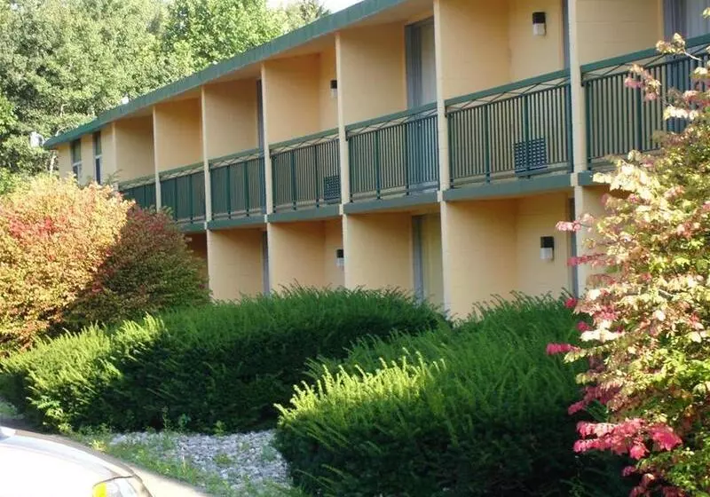 Отель Pocono Inn & Banquet   Stroudsburg