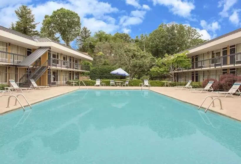 ホテル Days Inn By Wyndham Asheville/mall