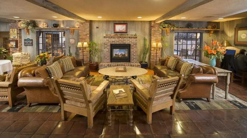 Отель Inn Of The Governors