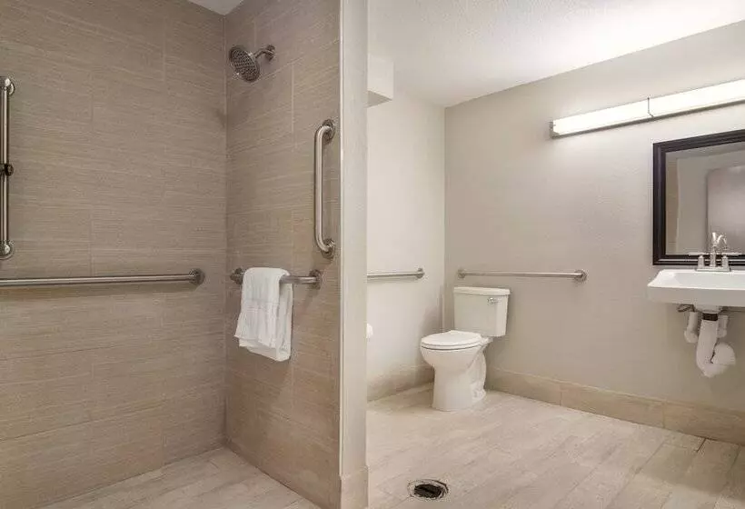 فندق Red Roof Inn Plus & Suites Erie