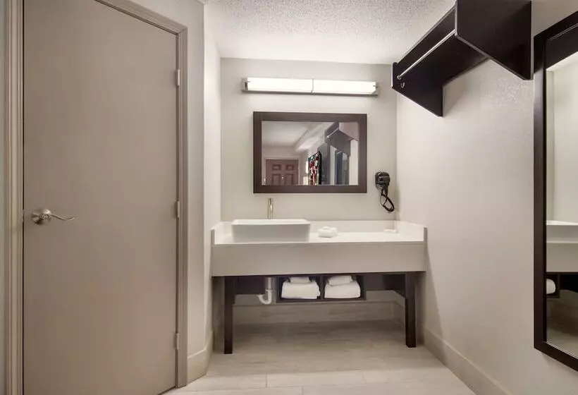 فندق Red Roof Inn Plus & Suites Erie